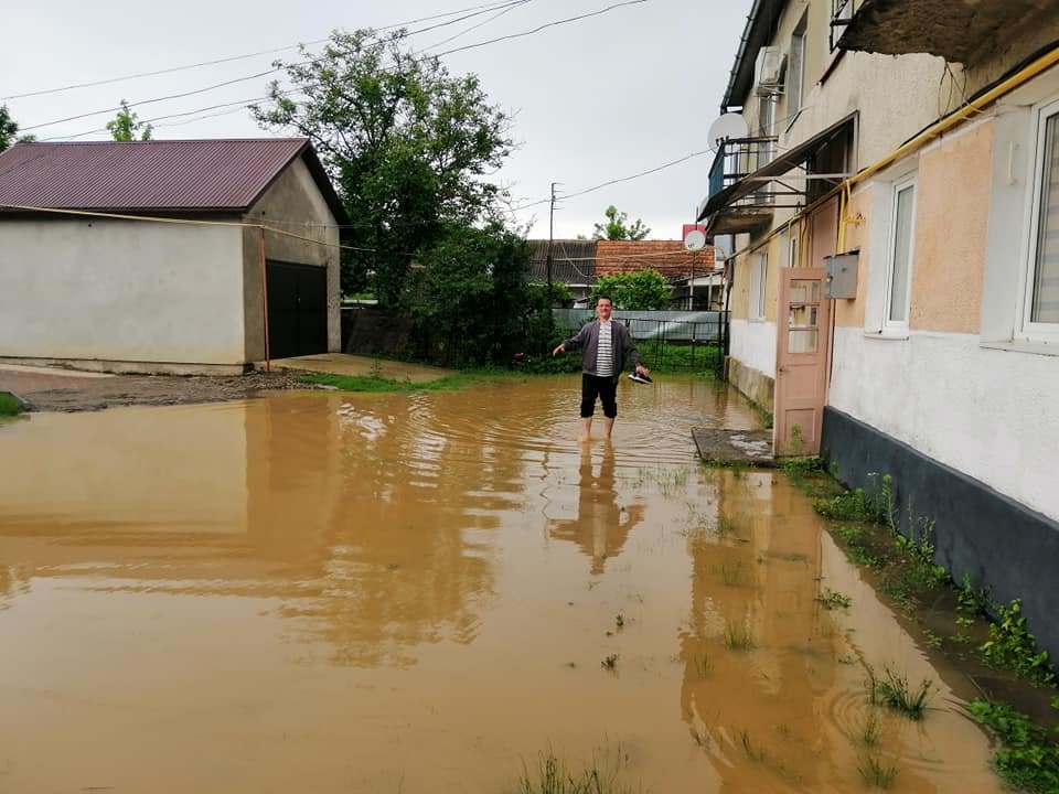 Підтоплені будинки та вулиці: ще одне місто Закарпаття пост..., фото-2 Підтоплені будинки та вулиці: ще одне місто Закарпаття постраждало від негоди (ФОТО), фото-2
