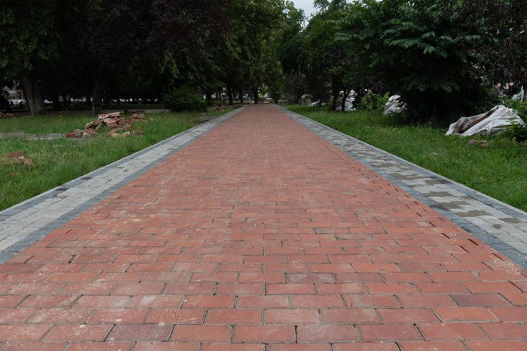 В Ужгороді на площі Петефі триває ремонт: облаштовують пішо..., фото-3 В Ужгороді на площі Петефі триває ремонт: облаштовують пішохідну зону (ФОТОФАКТ), фото-3