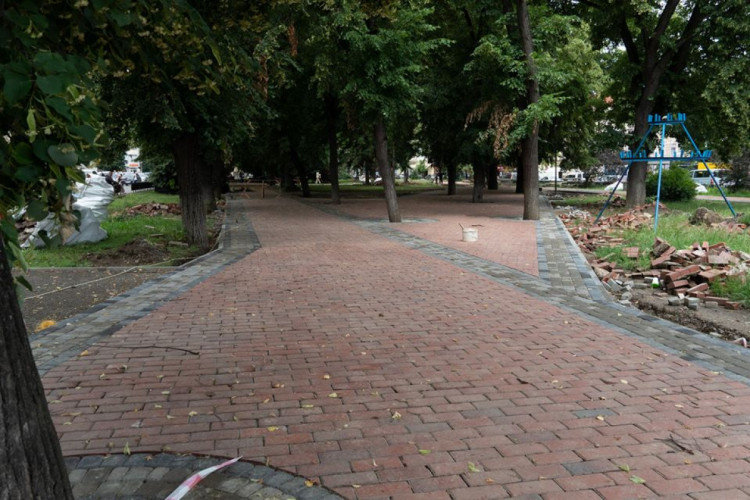 В Ужгороді на площі Петефі триває ремонт: облаштовують пішо..., фото-1 В Ужгороді на площі Петефі триває ремонт: облаштовують пішохідну зону (ФОТОФАКТ), фото-1