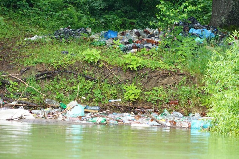 На Закарпатті береги водосховища потопають у смітті (ФОТО), фото-1 На Закарпатті береги водосховища потопають у смітті (ФОТО), фото-1