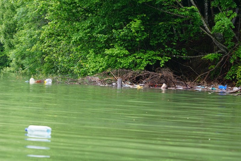 На Закарпатті береги водосховища потопають у смітті (ФОТО), фото-4 На Закарпатті береги водосховища потопають у смітті (ФОТО), фото-4