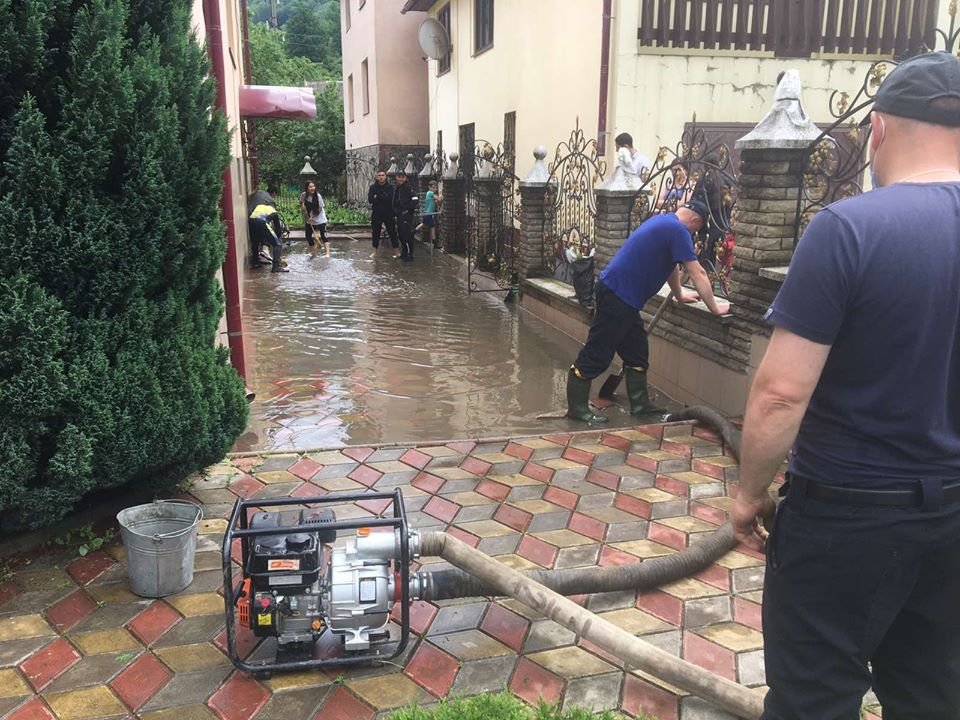 Наслідки негоди: на Рахівщині підтоплено 10 дворогосподарст..., фото-2 Наслідки негоди: на Рахівщині підтоплено 10 дворогосподарств та 40 підвальних приміщень (ФОТО), фото-2
