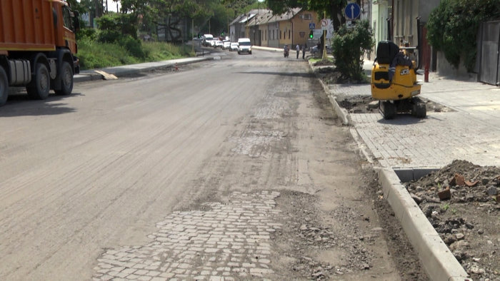 В Ужгороді під старим шаром асфальту виявили давню бруківку..., фото-1 В Ужгороді під старим шаром асфальту виявили давню бруківку (ФОТО), фото-1
