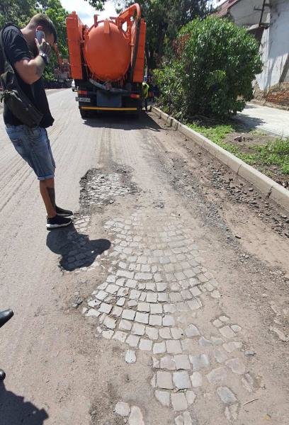 В Ужгороді під старим шаром асфальту виявили давню бруківку..., фото-2 В Ужгороді під старим шаром асфальту виявили давню бруківку (ФОТО), фото-2