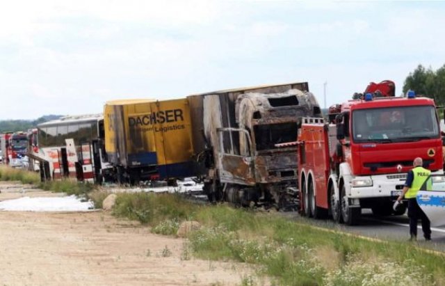 Зіштовхнулись автобус і вантажівка: заробітчани потрапили в..., фото-2 Зіштовхнулись автобус і вантажівка: заробітчани потрапили в жахливу ДТП в Польщі (ФОТО), фото-2