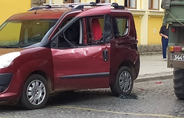 У Мукачеві військовий “Краз” зіткнувся з "Fiat" - є постра..., фото-2 У Мукачеві військовий “Краз” зіткнувся з "Fiat" - є постраждалі (ФОТО), фото-2