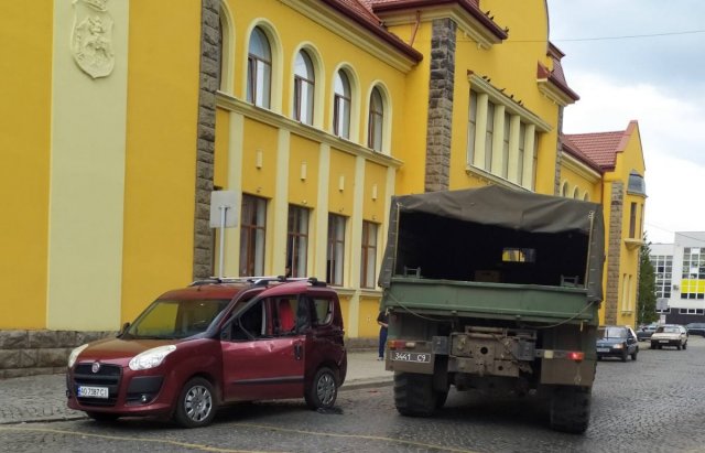 У Мукачеві військовий “Краз” зіткнувся з "Fiat" - є постра..., фото-1 У Мукачеві військовий “Краз” зіткнувся з "Fiat" - є постраждалі (ФОТО), фото-1