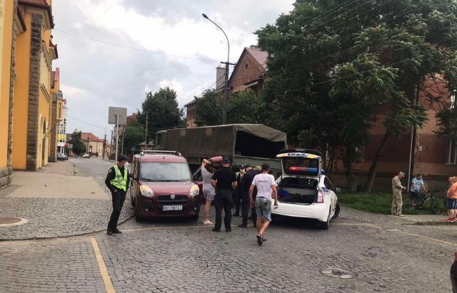 У Мукачеві військовий “Краз” зіткнувся з "Fiat" - є постра..., фото-3 У Мукачеві військовий “Краз” зіткнувся з "Fiat" - є постраждалі (ФОТО), фото-3