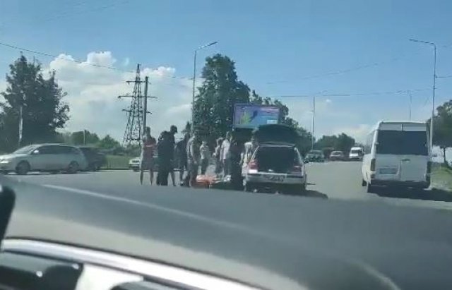 ДТП на кільцевій розв`язці: В Мукачеві зіштовхнулись мотоц..., фото-1 ДТП на кільцевій розв`язці: В Мукачеві зіштовхнулись мотоцикл та Golf (ФОТО), фото-1