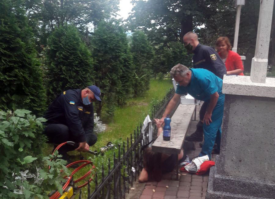 На Закарпатті рятувальникам довелось вивільняти жінку, яка..., фото-2 На Закарпатті рятувальникам довелось вивільняти жінку, яка наштрикнулась на огорожу (ФОТО), фото-2