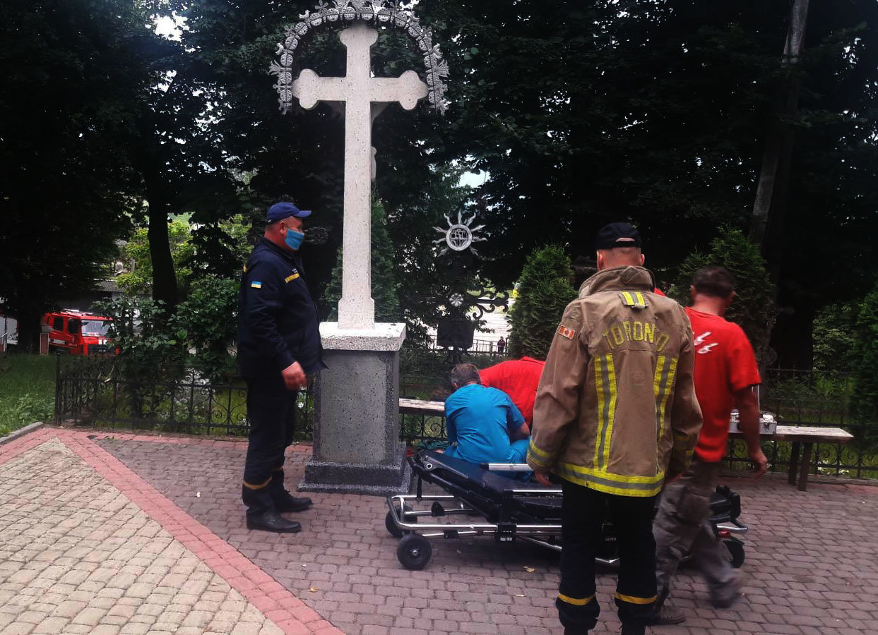 На Закарпатті рятувальникам довелось вивільняти жінку, яка..., фото-1 На Закарпатті рятувальникам довелось вивільняти жінку, яка наштрикнулась на огорожу (ФОТО), фото-1
