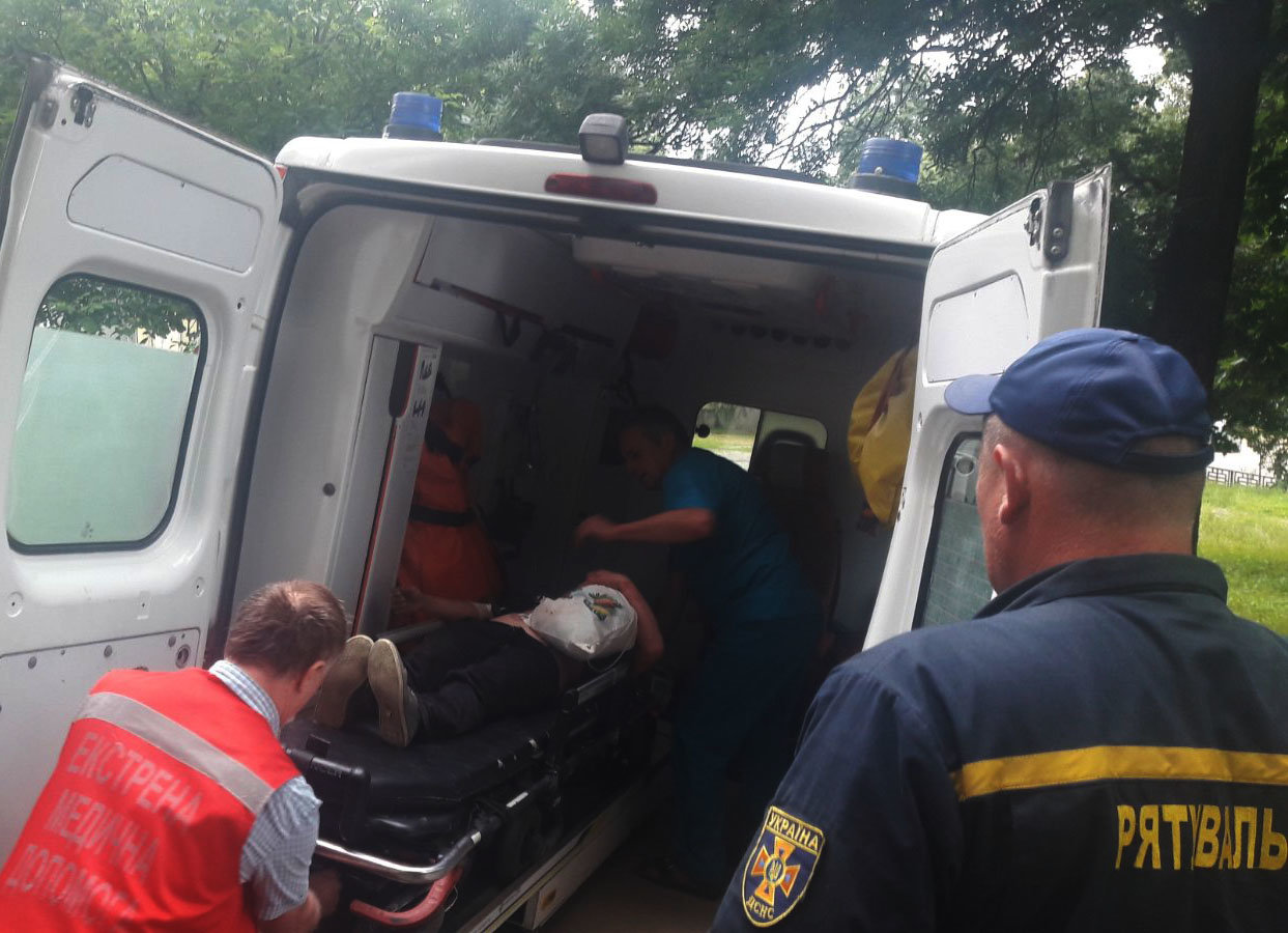 На Закарпатті рятувальникам довелось вивільняти жінку, яка..., фото-3 На Закарпатті рятувальникам довелось вивільняти жінку, яка наштрикнулась на огорожу (ФОТО), фото-3