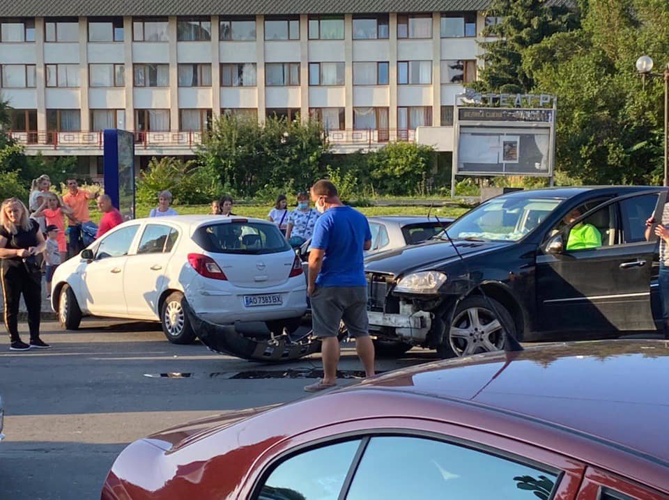 В Ужгороді ймовірно п‘яний водій на Мерседесі влетів у кому..., фото-1 В Ужгороді ймовірно п‘яний водій на Мерседесі влетів у комунальний автобус: є постраждалі (ФОТО), фото-1