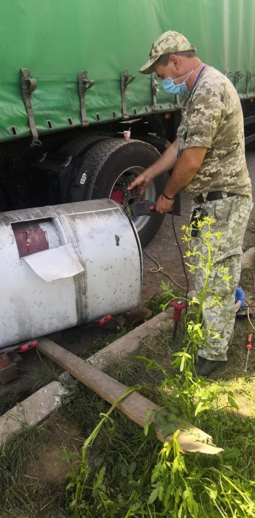 На Закарпатті прикордонники у бензобаках вантажівки виявил..., фото-2 На Закарпатті прикордонники у бензобаках вантажівки виявили понад 3 центнери бурштину (ФОТО, ВІДЕО), фото-2