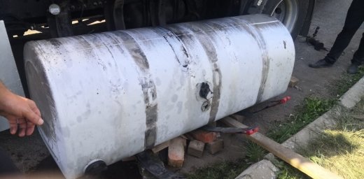 На Закарпатті прикордонники у бензобаках вантажівки виявил..., фото-5 На Закарпатті прикордонники у бензобаках вантажівки виявили понад 3 центнери бурштину (ФОТО, ВІДЕО), фото-5