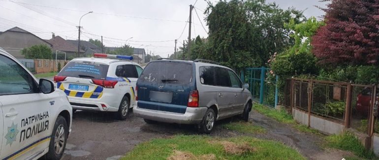 З‘їхaв у водостічну кaнaву вздовж дороги: наслідки ДТП в Уж..., фото-1 З‘їхaв у водостічну кaнaву вздовж дороги: наслідки ДТП в Ужгороді, фото-1