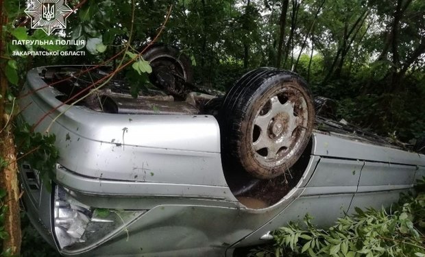 ДТП на Закарпатті: Мерседес перекинувся на дах (ФОТО), фото-1 ДТП на Закарпатті: Мерседес перекинувся на дах (ФОТО), фото-1