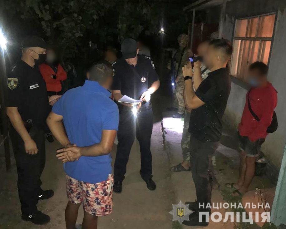 Примушували безкоштовно працювати на полях: заробітчани із..., фото-1 Примушували безкоштовно працювати на полях: заробітчани із Закарпаття потрапили у рабство (ФОТО), фото-1
