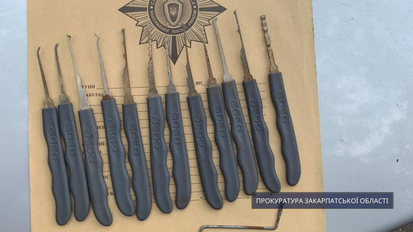 У пограбуванні ювелірного магазину на Закарпатті підозрюют..., фото-1 У пограбуванні ювелірного магазину на Закарпатті підозрюють мешканців Кривого Рогу (ФОТО), фото-1