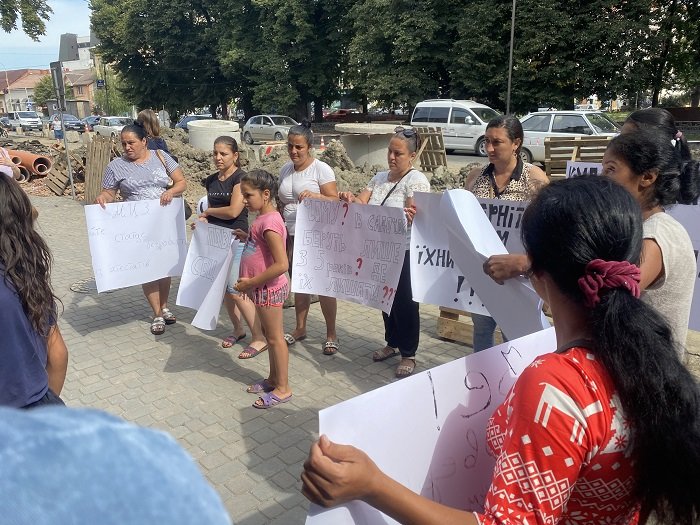В Ужгороді мітингують матері-одиначки: причина - скасування..., фото-3 В Ужгороді мітингують матері-одиначки: причина - скасування соцвиплат (ФОТО), фото-3