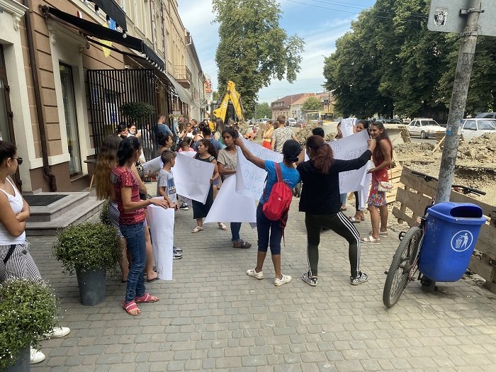 В Ужгороді мітингують матері-одиначки: причина - скасування..., фото-2 В Ужгороді мітингують матері-одиначки: причина - скасування соцвиплат (ФОТО), фото-2