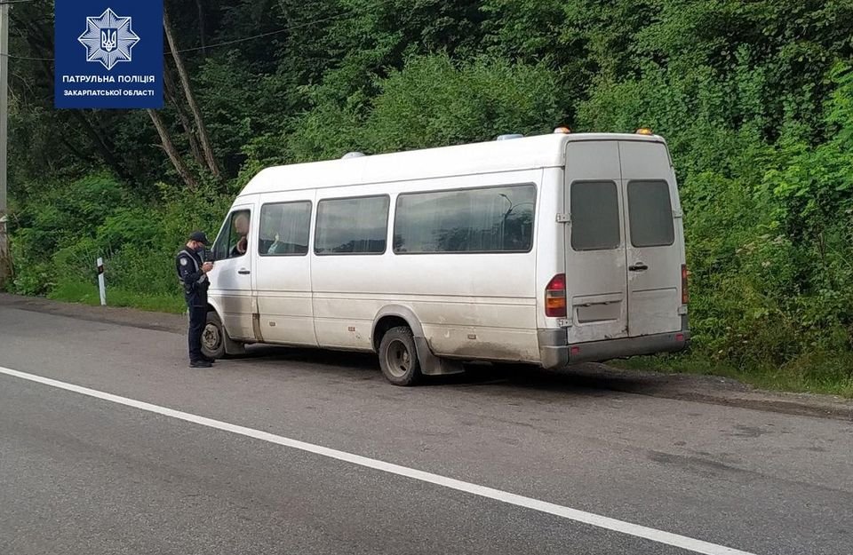 Патрульні проводять перевірку дотримання протиепідемічних в..., фото-1 Патрульні проводять перевірку дотримання протиепідемічних вимог у закарпатських автобусах, фото-1