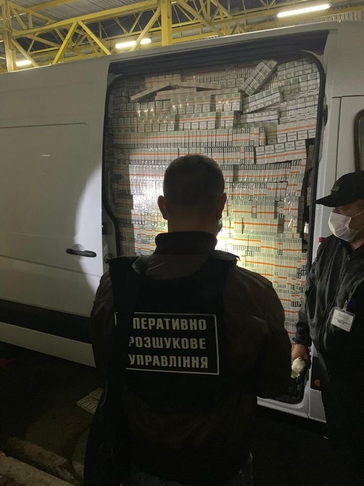 Накладено арешт на авто та сигарети на понад 7 млн грн, вия..., фото-1 Накладено арешт на авто та сигарети на понад 7 млн грн, виявлені у псевдодипломата на КПП "Тиса", фото-1