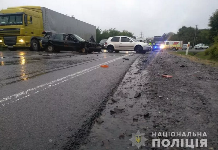 Потрійна ДТП на Закарпатті: один з водіїв опинився у реанім..., фото-1 Потрійна ДТП на Закарпатті: один з водіїв опинився у реанімації (ОФІЦІЙНО), фото-1