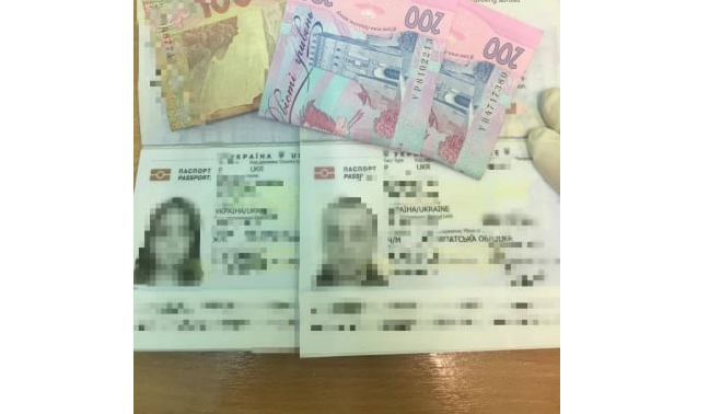 Подружжя намагалось підкупити прикордонників на КПП "Лужанка", фото-1 Подружжя намагалось підкупити прикордонників на КПП "Лужанка", фото-1