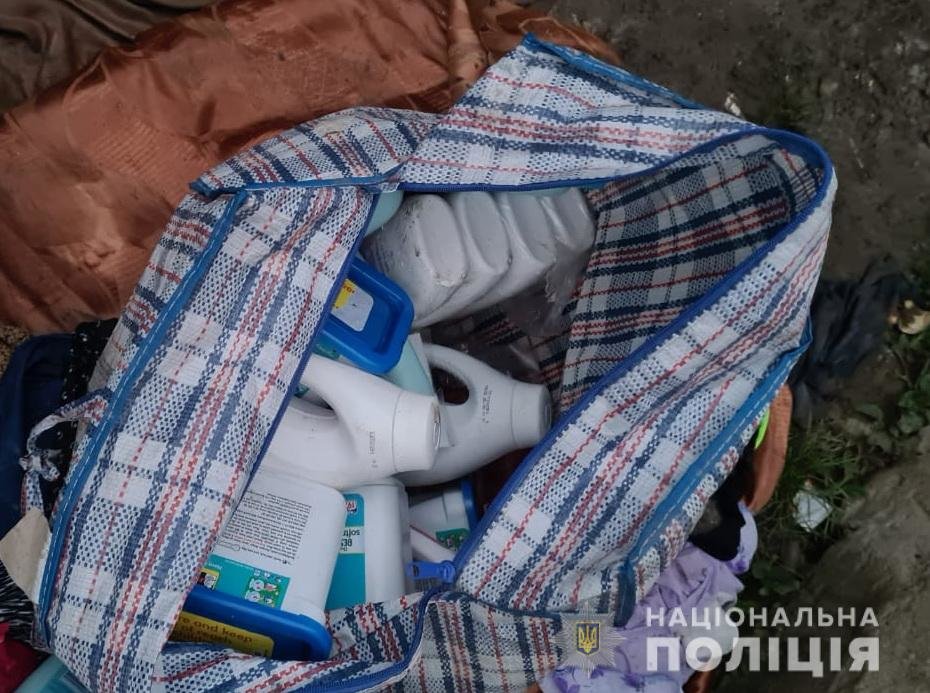 На Закарпатті підлітки обікрали торгову точку на ринку (ФОТО), фото-1 На Закарпатті підлітки обікрали торгову точку на ринку (ФОТО), фото-1