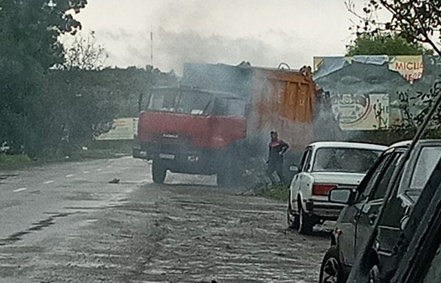 У Берегові на ходу загорівся сміттєвоз (ФОТО), фото-1 У Берегові на ходу загорівся сміттєвоз (ФОТО), фото-1