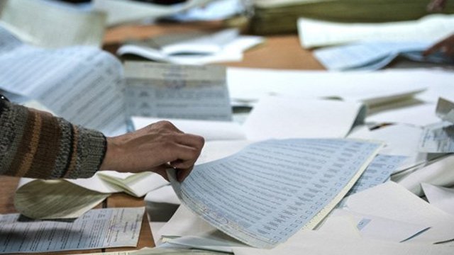 На Закарпатті на одній дільниці виборцям видавали бюлетені..., фото-1 На Закарпатті на одній дільниці виборцям видавали бюлетені без паспорта, фото-1
