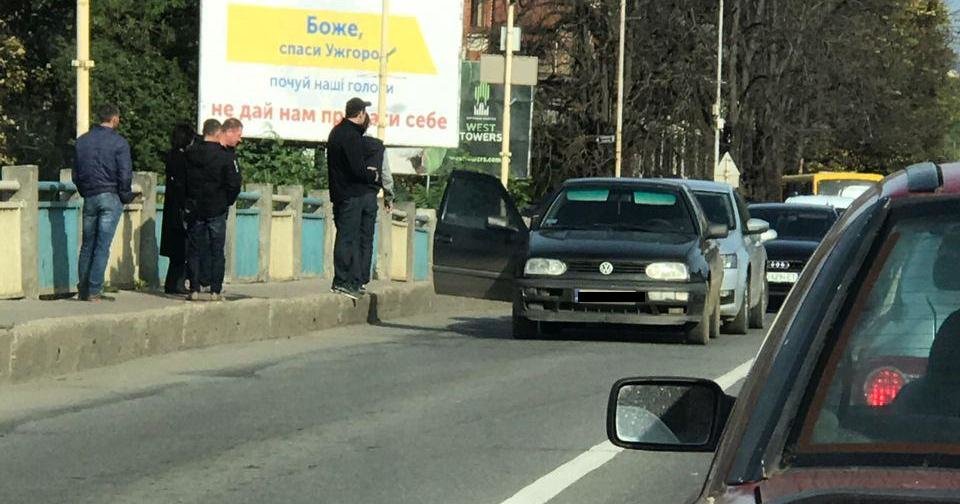 ДТП в Ужгороді: на Радванському мості зіштовхнулись два авт..., фото-1 ДТП в Ужгороді: на Радванському мості зіштовхнулись два авто (ФОТО), фото-1