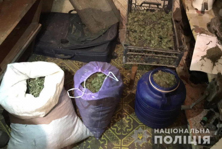 На Закарпатті у наркоторгівця вилучили 15 кг марихуани, фото-1 На Закарпатті у наркоторгівця вилучили 15 кг марихуани, фото-1