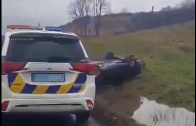 ДТП на Закарпатті: авто злетіло з дороги та перекинулося на дах