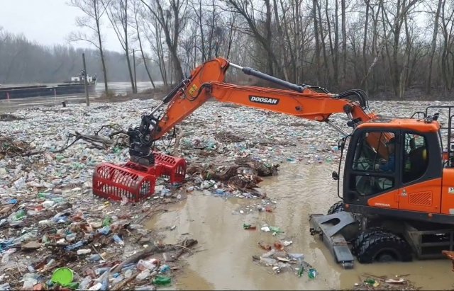 Масштаби вражають: із Закарпаття до Угорщини припливли цілі острови зі сміття (ФОТО, ВІДЕО), фото-2