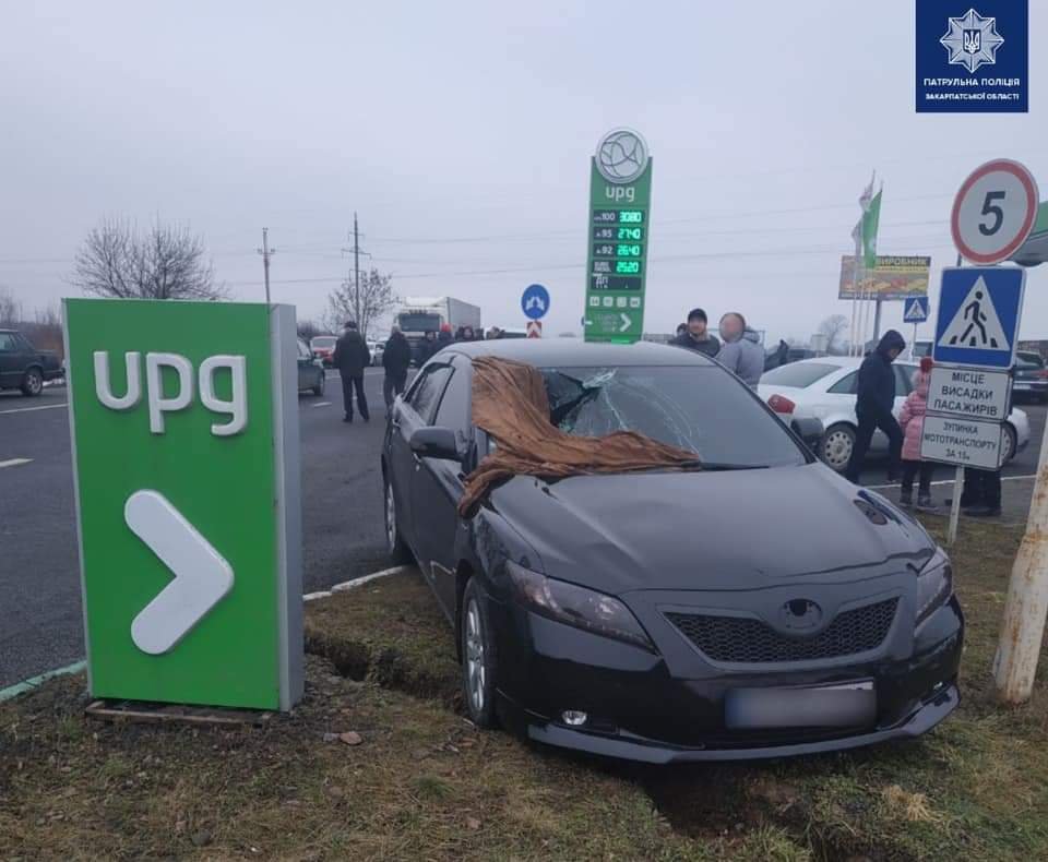 Біля Ужгорода внаслідок зіткнення двох автомобілів збили пішохода