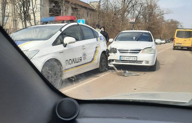 На Закарпатті водій протаранив авто патрульної поліції