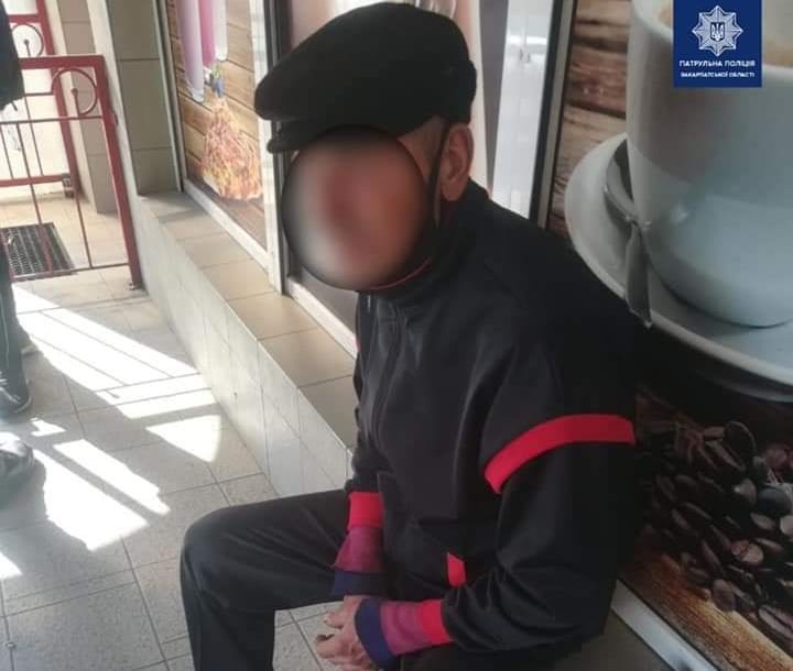 В Ужгороді затримали чоловіка, який прийшов до магазину з холодною зброєю (ФОТО), фото-2
