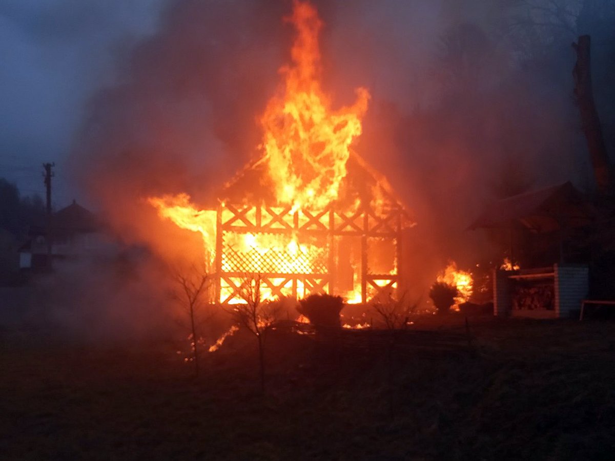 Свалявські рятувальники ліквідували пожежу в лазні