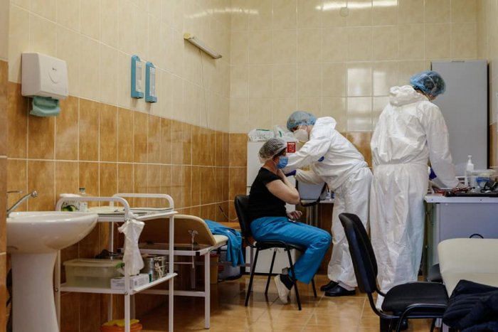 За два тижні ужгородські мобільні бригади вакцинували 860 людей від COVID-19