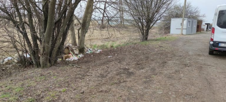 Муніципали Мукачева оштрафувала чоловіка за викид сміття н..., фото-2 Муніципали Мукачева оштрафувала чоловіка за викид сміття на зеленій зоні (ФОТОФАКТ), фото-2
