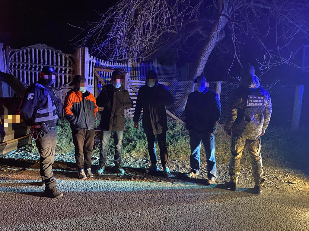 На Закарпатті затримали двох нелегальних мігрантів з Афганістану та переправників