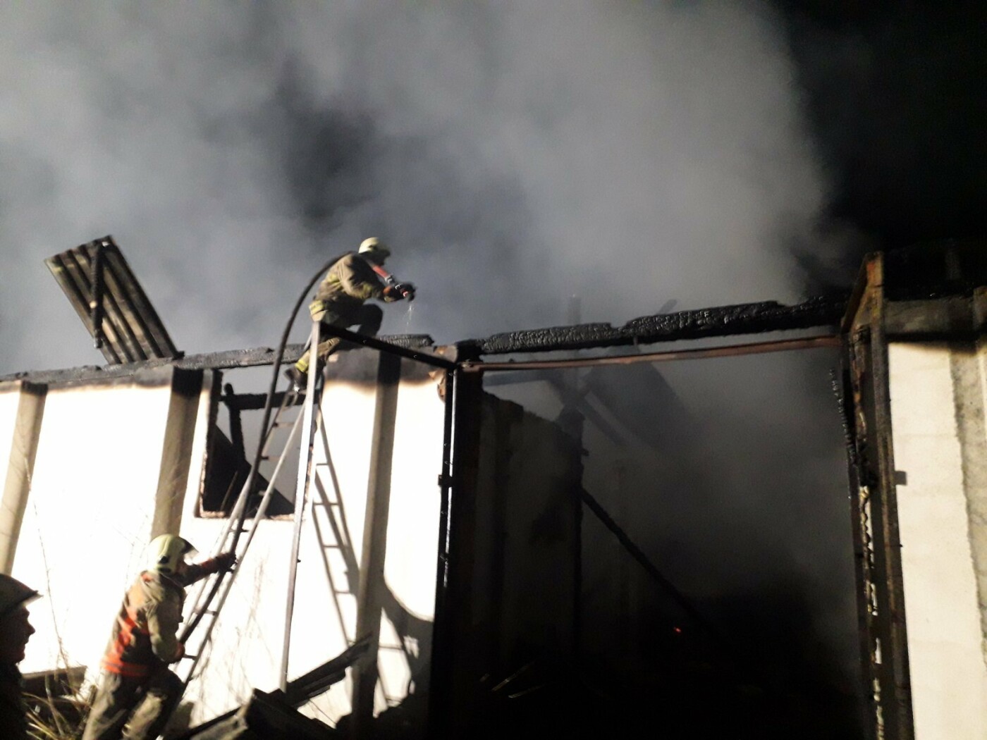 Виноградівські рятувальники загасили пожежу у господарській споруді