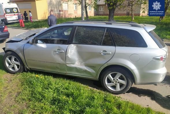 ДТП в Ужгороді: водій авто Hyundai зіштовхнувся з автомобілем Mazda, фото-3