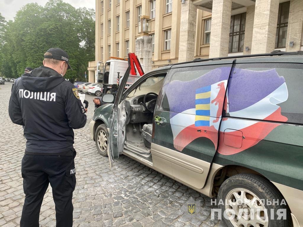 Зловмиснику, який підпалив автівку під будівлею ОДА  загрожує до 10 років в`язниці