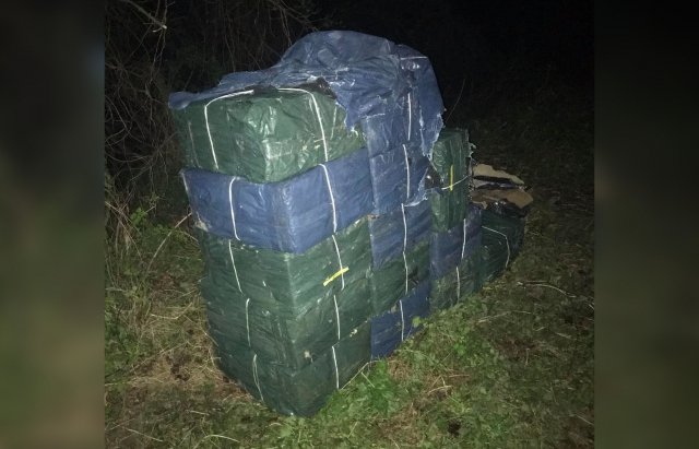 Недалеко від кордону із Закарпаттям угорці затримали джип з контрабандними цигарками (ФОТО), фото-2