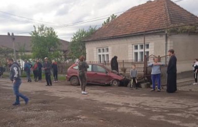ДТП на Закарпатті: автівка влетіла в огорожу (ФОТО), фото-2