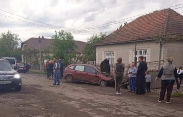 ДТП на Закарпатті: автівка влетіла в огорожу (ФОТО), фото-4