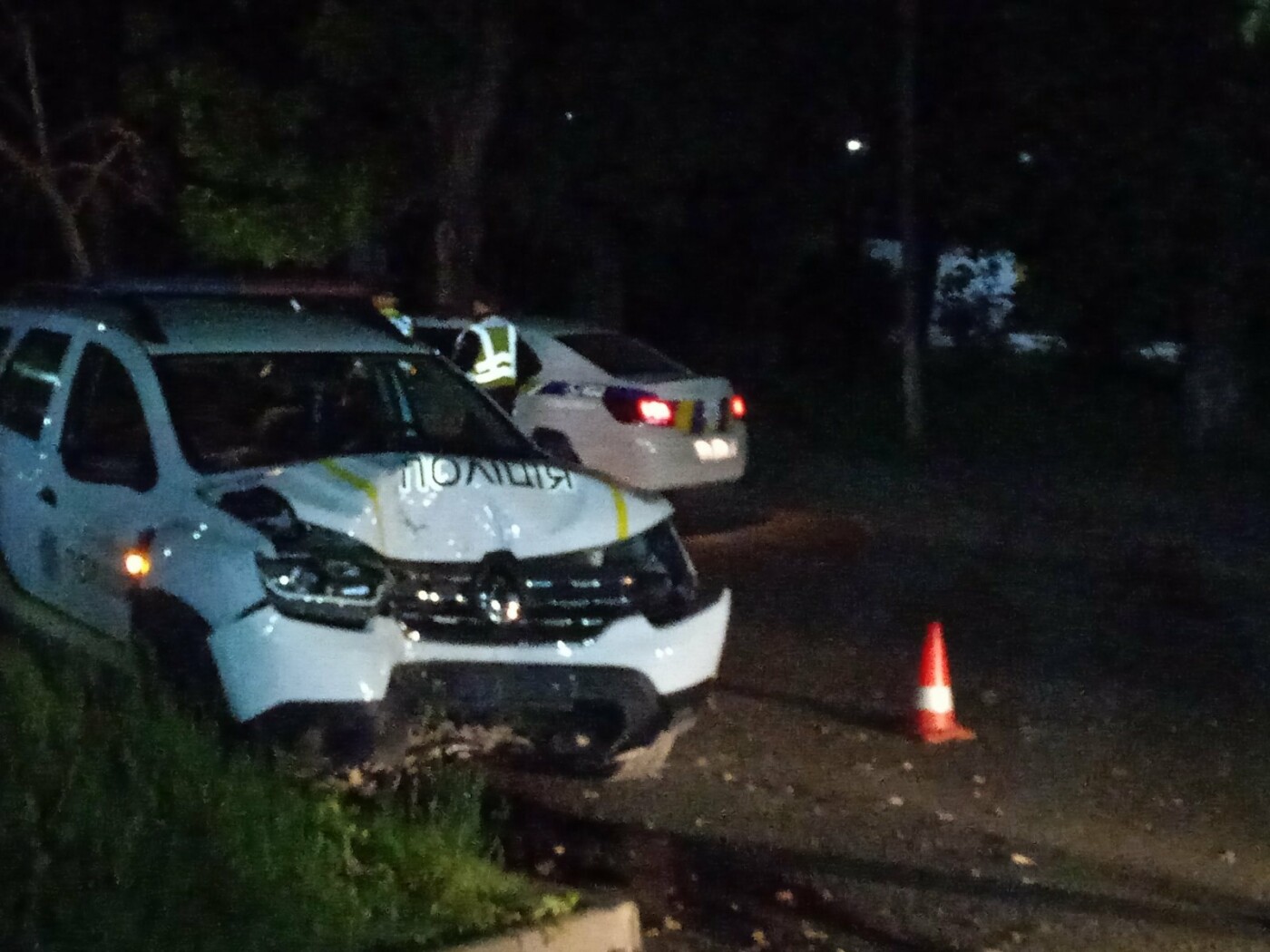 Нічна ДТП в Ужгороді: авто поліцейських влетіло в дерево